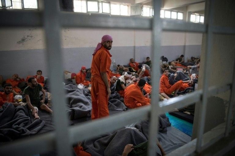 "قسد" تفرج عن عشرات الدوا-عش ف...