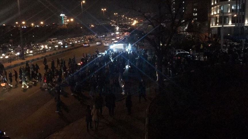 متظاهرون في إيران يمزقون صور "...