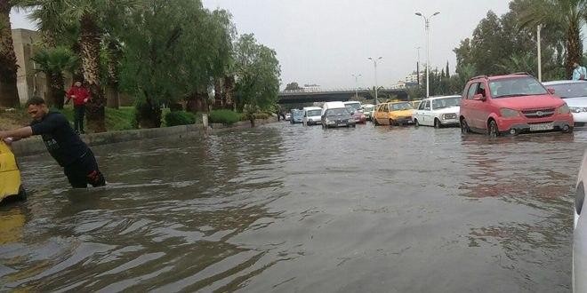 الأمطار الغزيرة تتسبب بإغلاق ا...