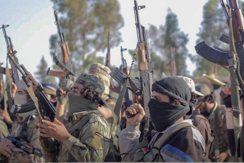 الهيئة تستهدف بعربة مفخخة مواق...