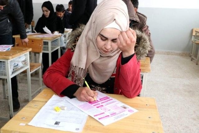 طلبة سوريون يخضعون لامتحان الق...