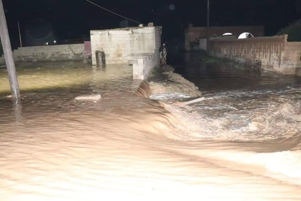 السيول تغرق قرية ومخيما في الر...