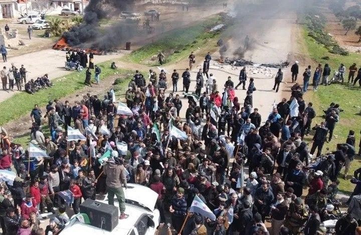 إدلب.. "تحرير-الشام" ترد بقطع...
