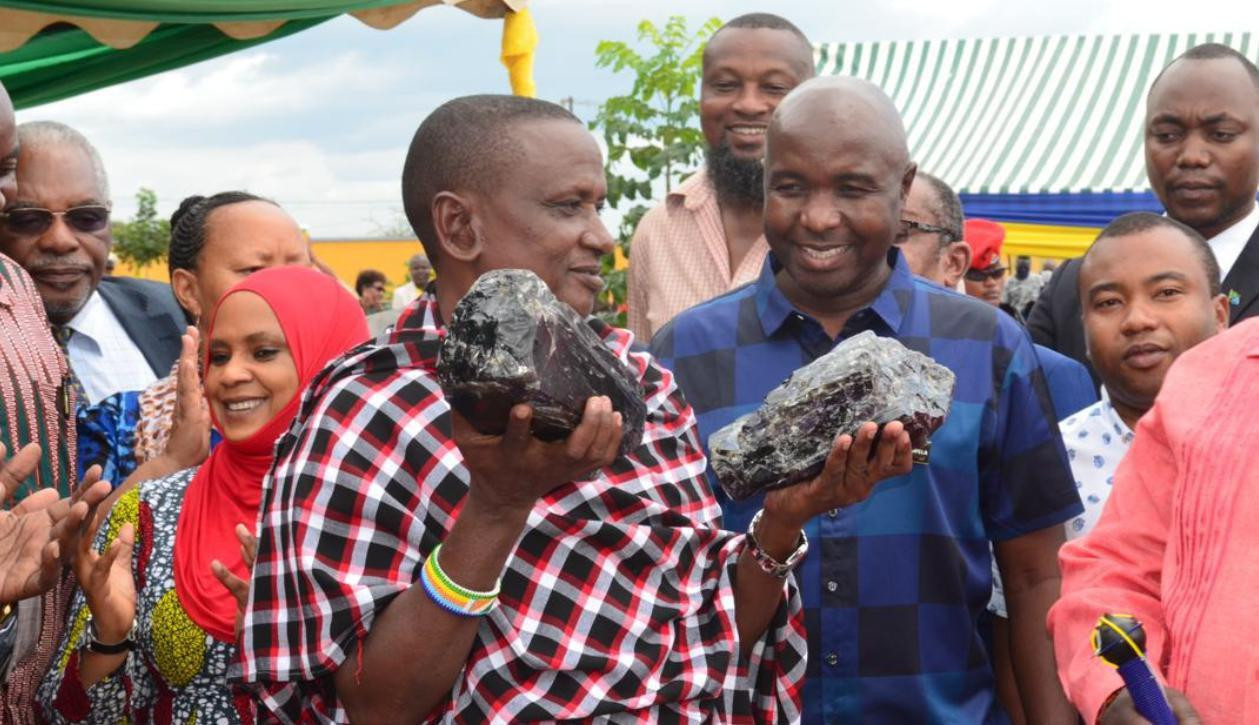 عامل منجم تنزاني يصبح مليونيرا...