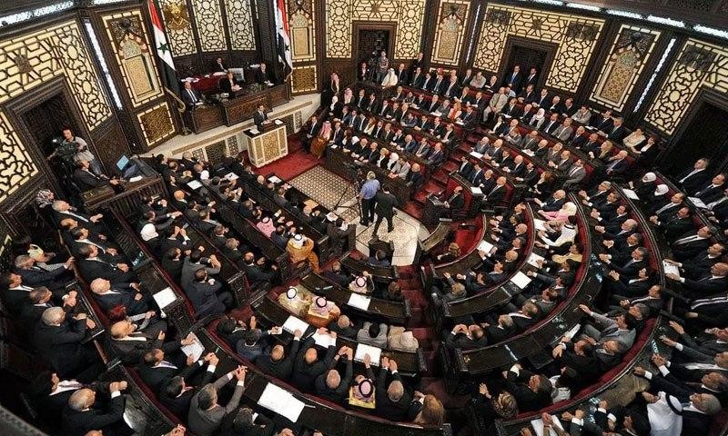 وصفها بالمسرحية البائسة.. الحر...