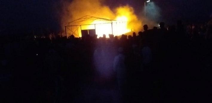 حريق يلتهم عشرات الخيم في "الع...