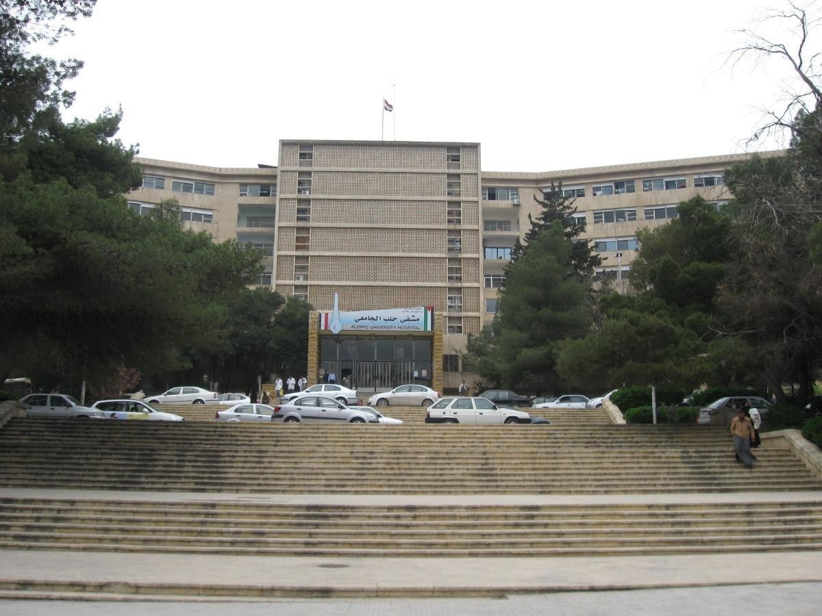 ضابط شرطة يُدخِل طبيبا العناية...