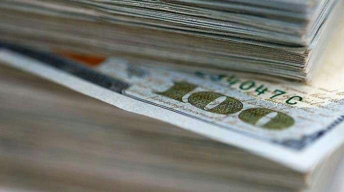 تراجع طفيف لليرة أمام الدوﻻر