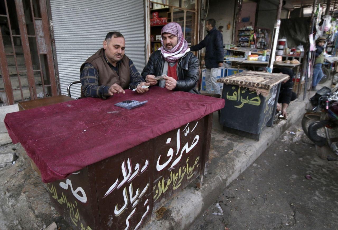 النظام يعتقل ثلاثة أشخاص في حل...
