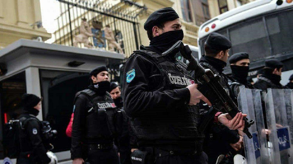 تركيا تعتقل شابا سوريا بتهمة ا...
