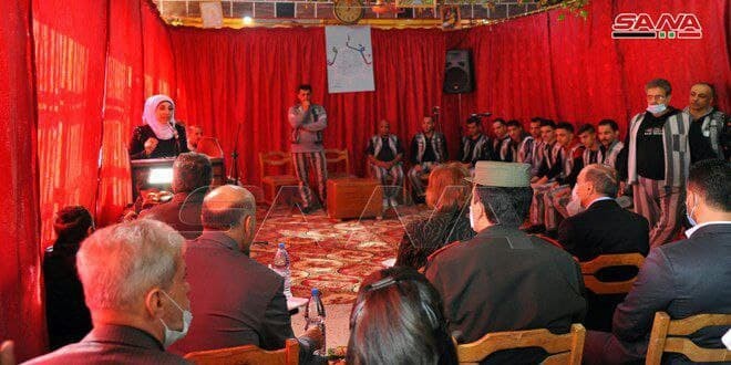 على جدران تفوح منها رائحة المو...