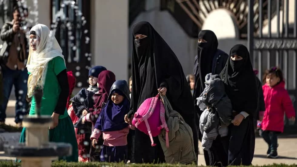 فرنسا تستعيد سبعة أطفال لعائلا...