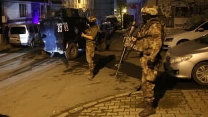 بينهم سوريون.. ترحيل 5 أشخاص م...