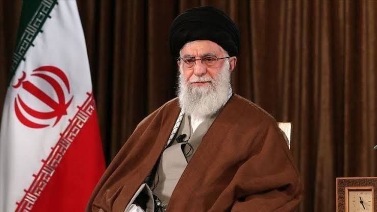 موقع "تويتر" يعلق حسابا مرتبطا...