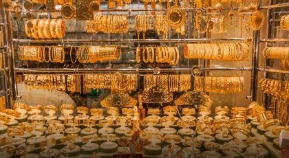 تنكروا بزي نسائي.. اقتحام محل...