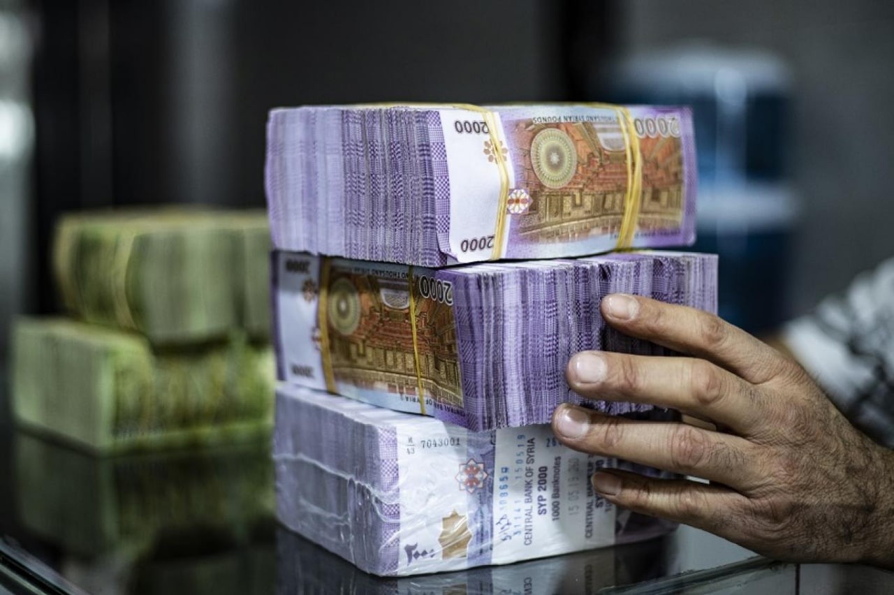 مسؤولان يتوقعان تحسنا بسعر صرف...