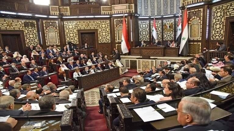 ثلاثة مرشحين يدخلون "مسرحية ال...