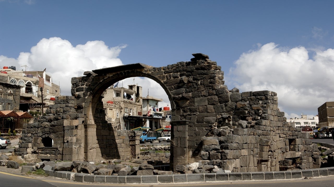 فصيل مسلح يقطع الطريق على النظ...