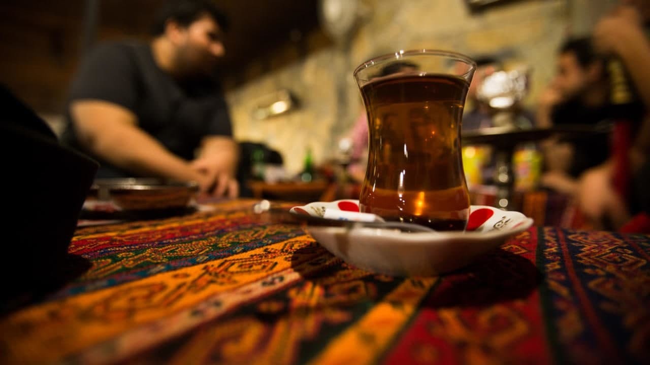 رجل يقاضي زوجته بعدما سكبت كوب...