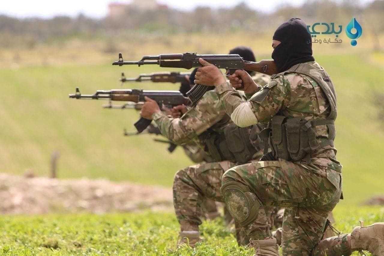 فصائل المعارضة تستهدف عنصرا من...
