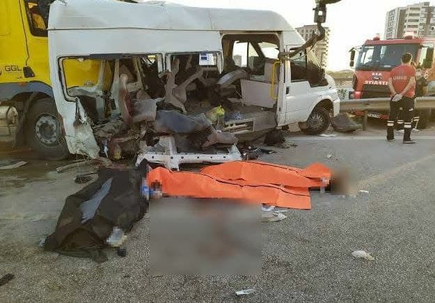 وفاة 3 سوريين وإصابة 15 بحادث...