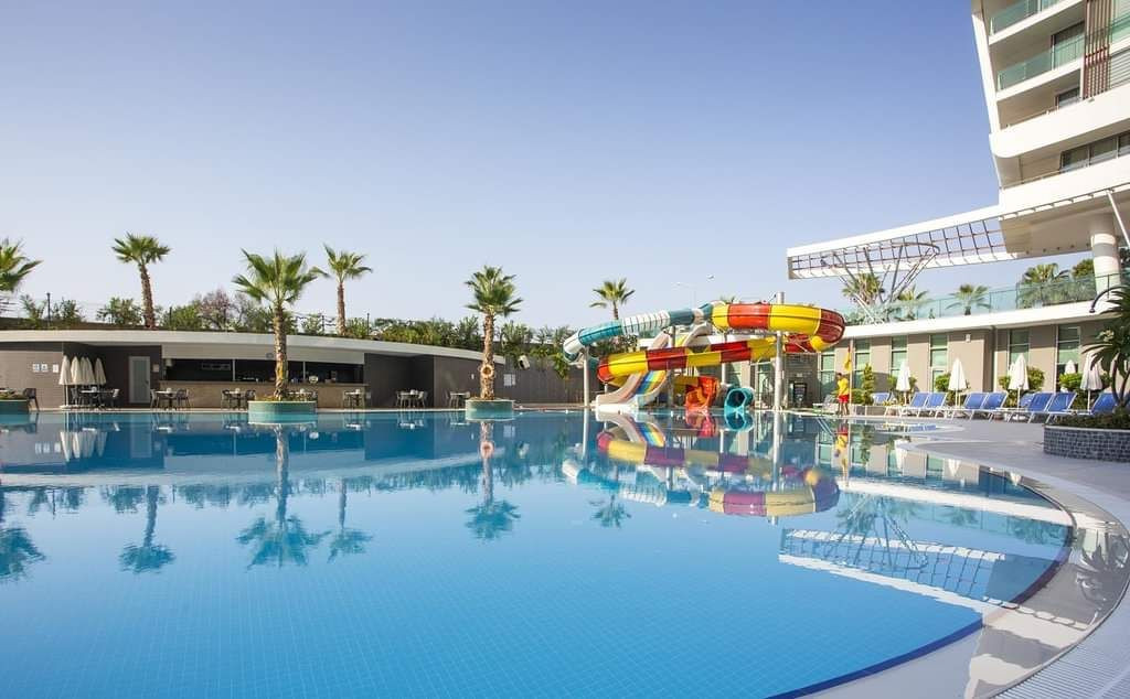 "متحول جنسيا" داخل مسبح للسيدا...