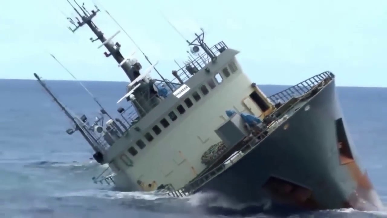 اليونان.. غرق سفينة شحن في بحر...