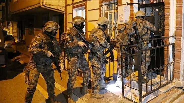 أنقرة توقف سورياً متهماً بحـ.ـ...