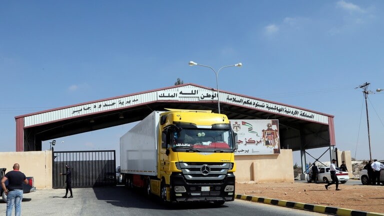 مسؤول أردني: حركة الشاحنات من...