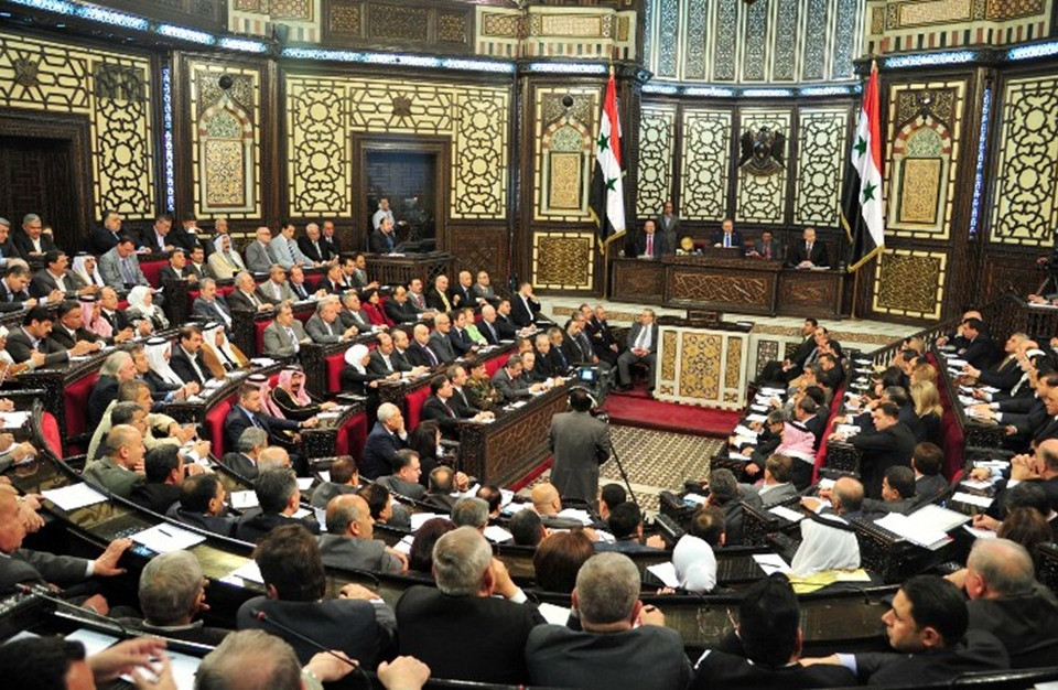 عضو بمجلس شعب النظام يحتج على...