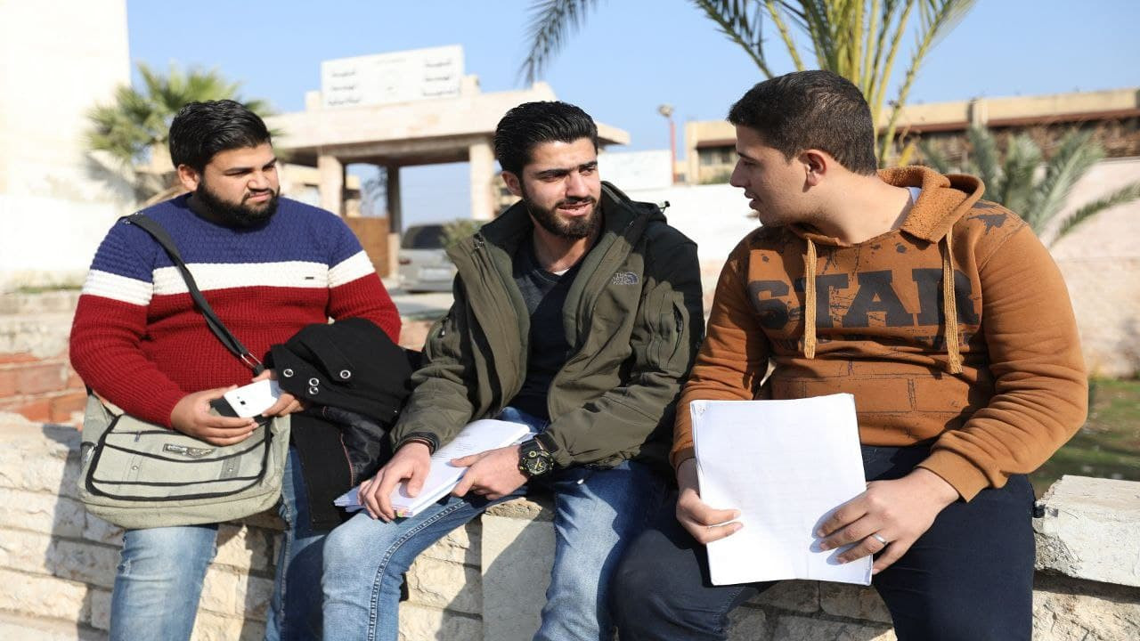 ما حقيقة خروج طلاب وأهالٍ من إ...