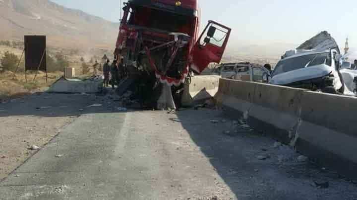 اصطدام سيارة وقاطرة يخلّف جرحى...