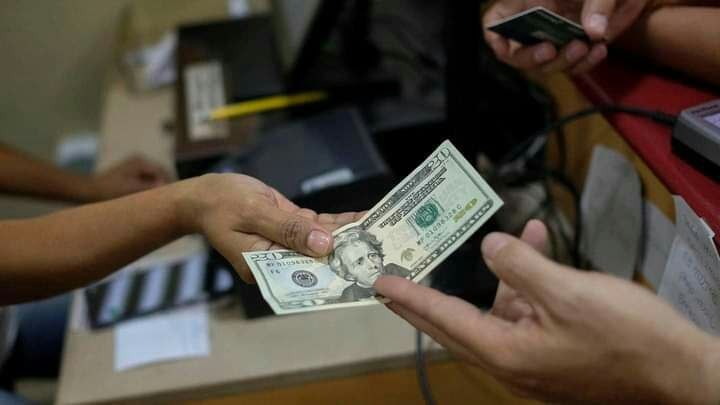 سعر صرف الليرة أمام الدوﻻر الي...