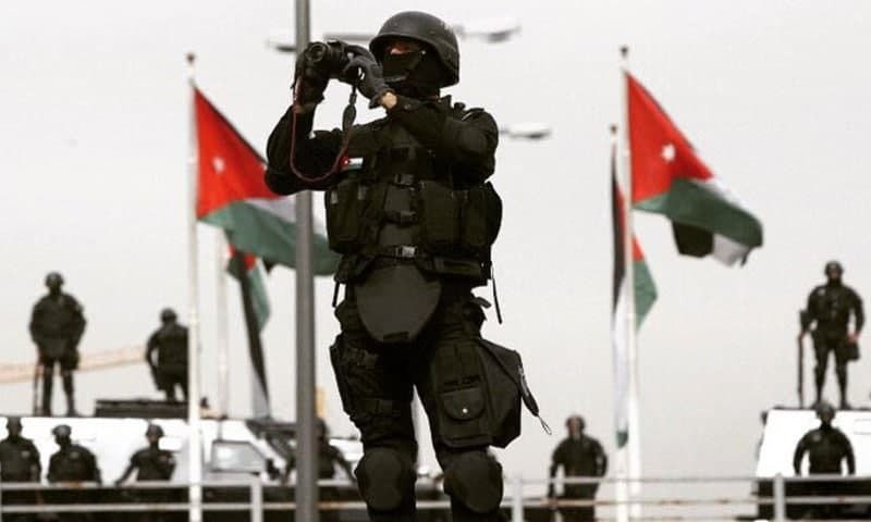 الأردن يحبط تهريب شحنة حبوب مخ...