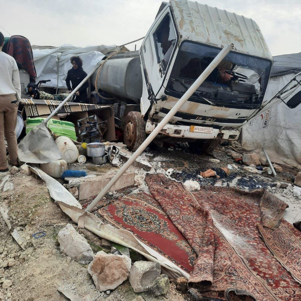 إنزلاق صهريج داخل خيمة يتسبب ب...