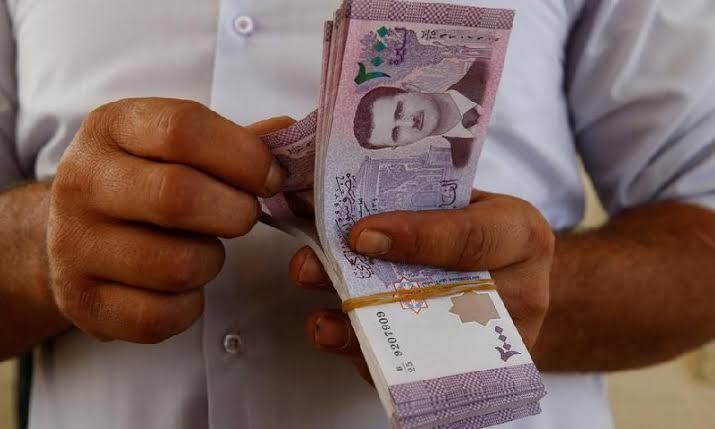 تراجع طفيف لليرة السورية أمام...