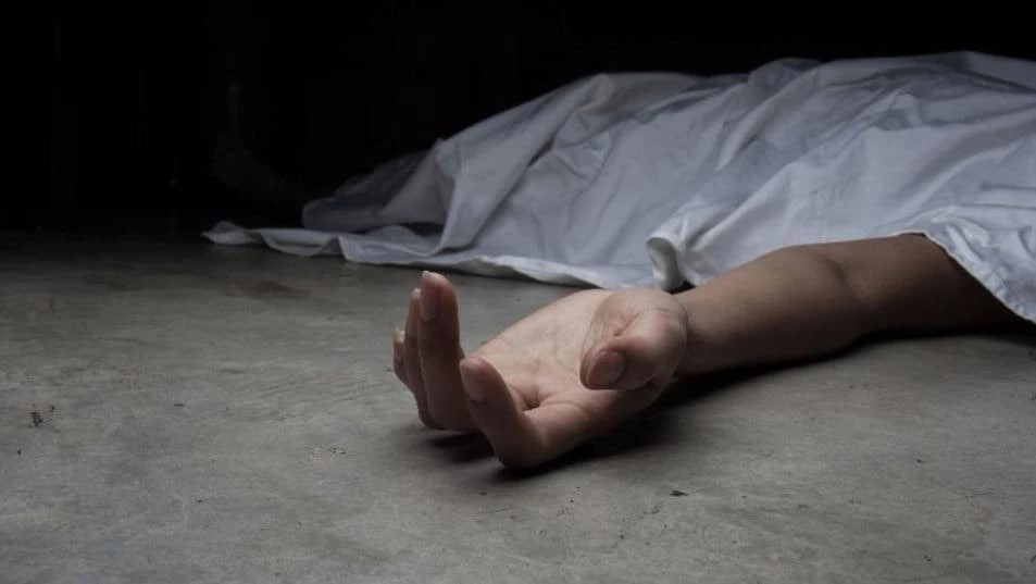 امرأة تلقي بنفسها من الطابق ال...