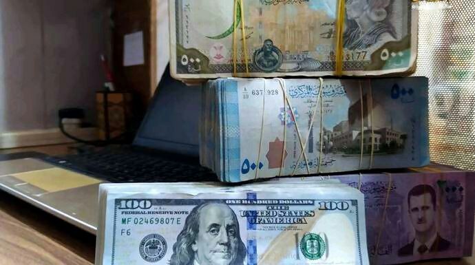 انهيار سعر الليرة أمام الدوﻻر...