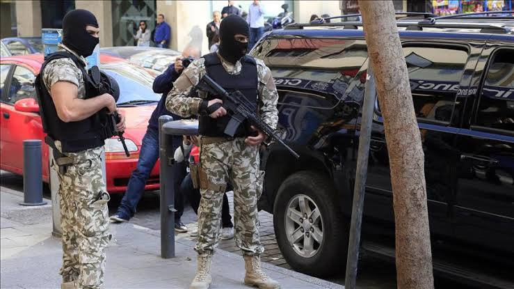 القبض على أب وثلاثة من أولاده...