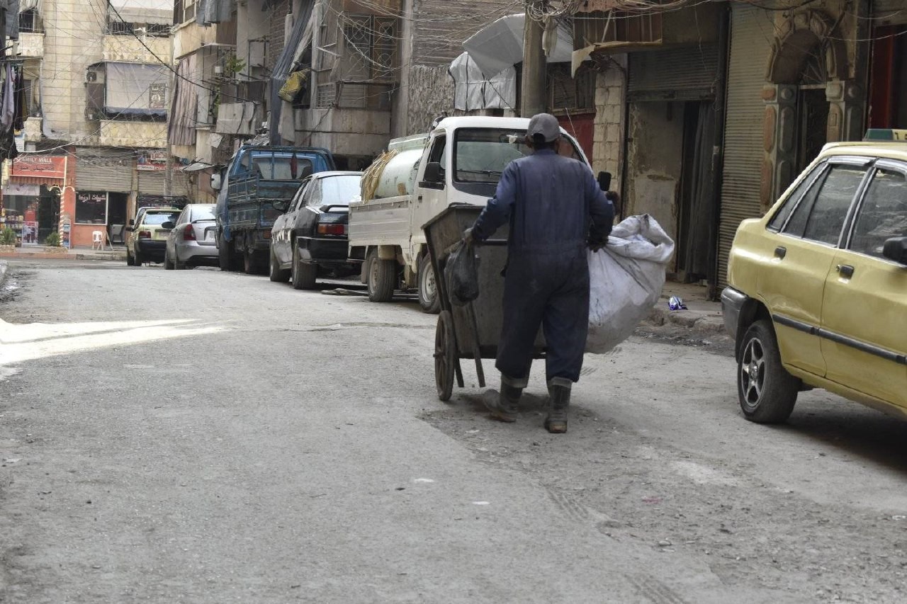 "الفرقة الرابعة" تفرض حصارا جز...