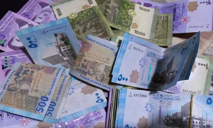 "مسؤول" يبرر سبب انهيار الليرة...