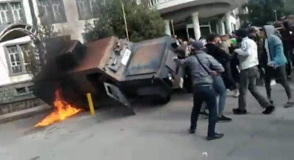 محتجون يمزقون صور بشار الأسد و...