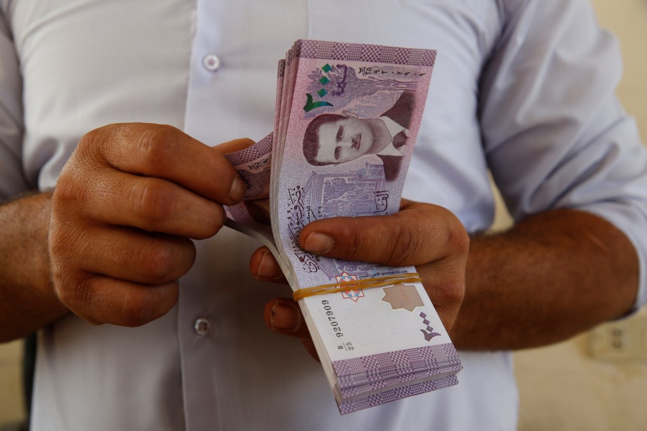 "بشار الأسد" يقدم منحة للموظفي...