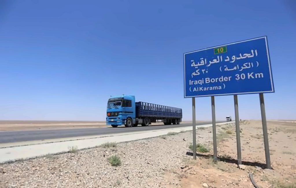 العراق يسمح بعبور الشاحنات الس...