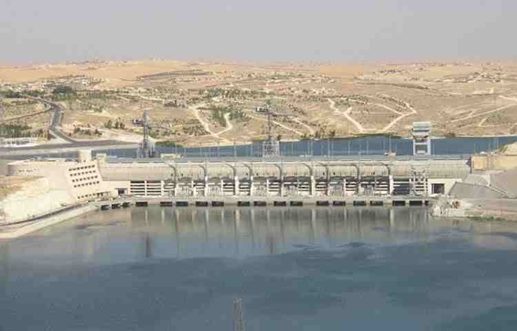 "الإدارة الذاتية" توقف العمل ف...