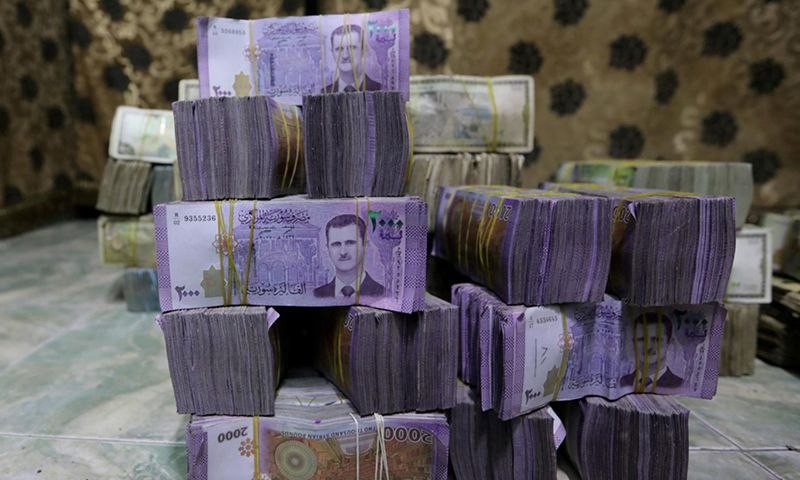 عيدية اﻷسد للموظفين.. أقل من 2...