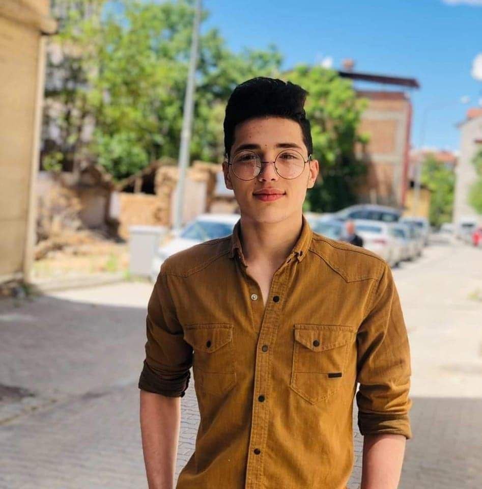 بعد ترحيله من تركيا.. شاب ينهي...