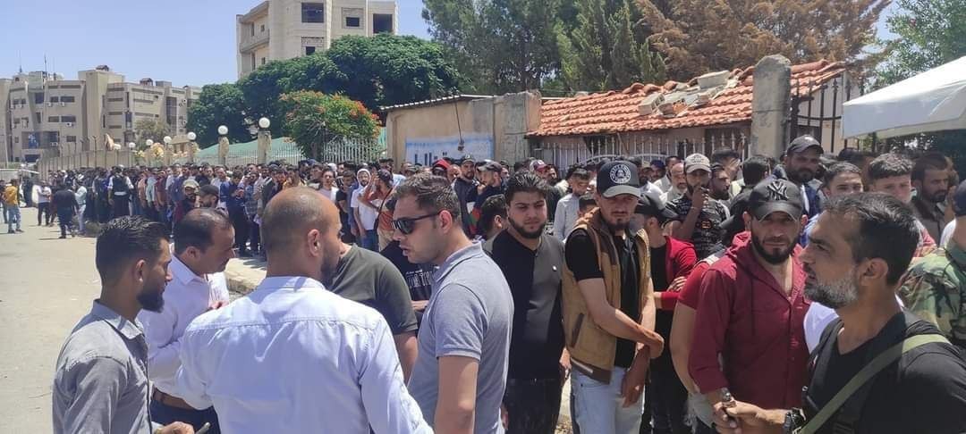تعرض محافظ درعا للضرب على يد ع...