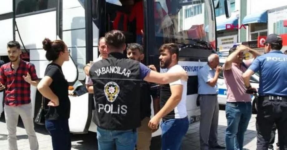 تركيا ترحل 19 سورياً إلى رأس ا...