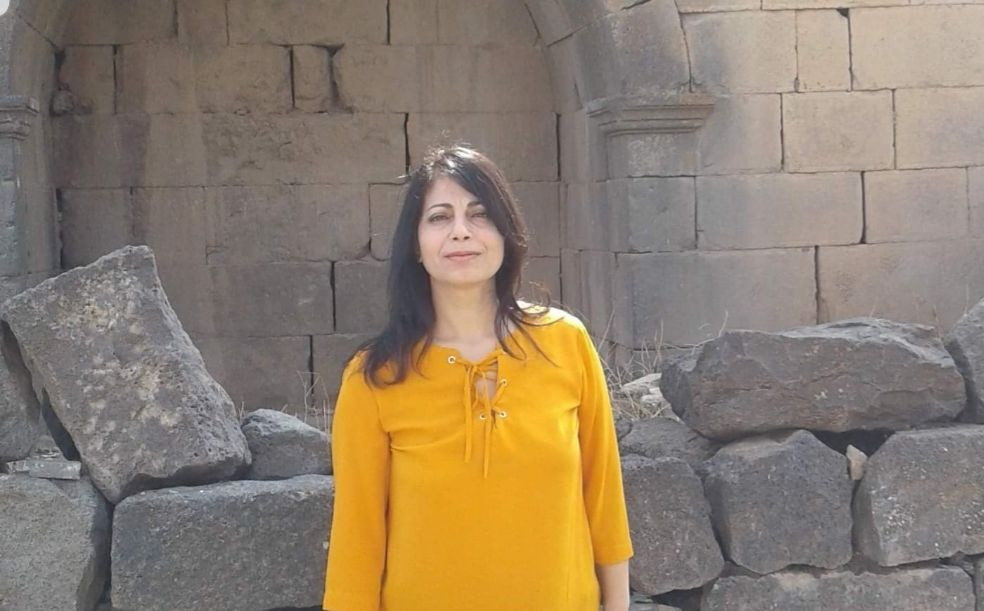 سيدة مهتمة بالآثار تكشف من قلب...